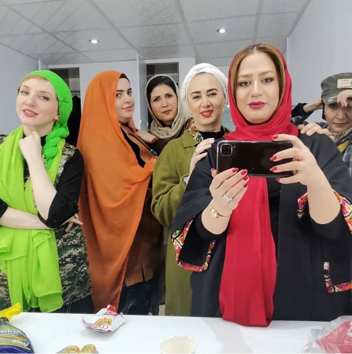 تبسم هاشمی در جمع رنگی دوستانش + عکس
