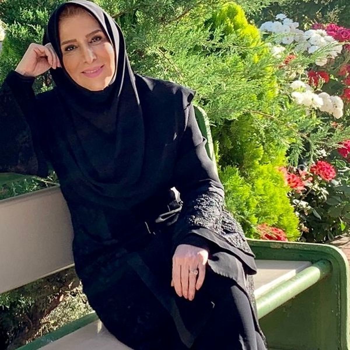 ژیلا امیرشاهی در میان گلها + عکس