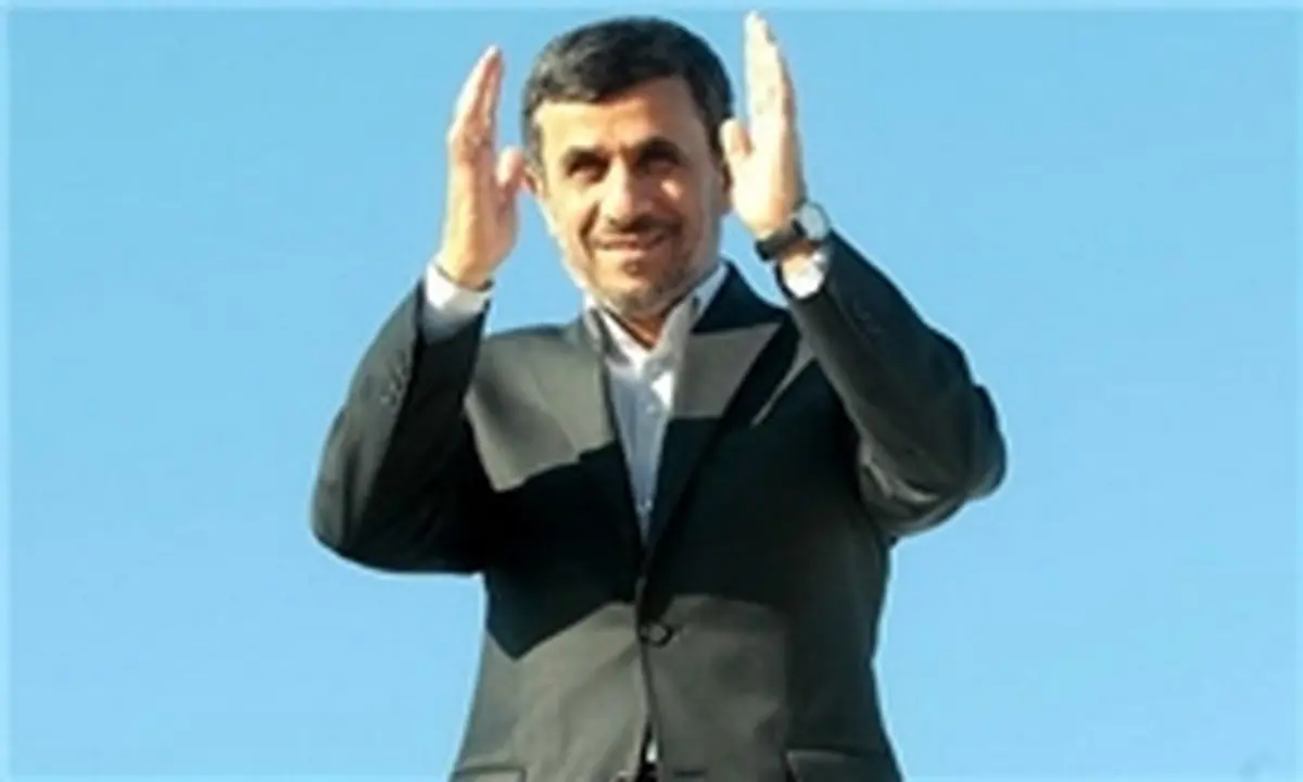 احمدی‌نژاد و اعضای هیئت دولت وارد مشهد شدند