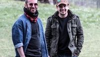 تیپ متفاوت هوتن شکیبا در گردش با دوست فوق لیسانسه اش+عکس