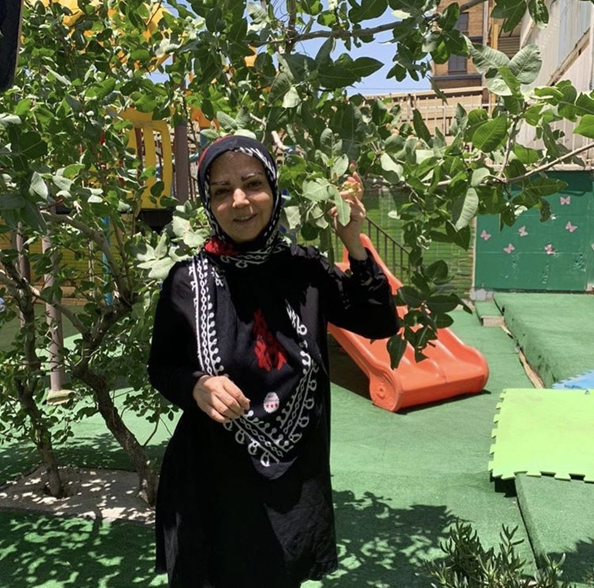 مجری نوستالژی دهه شصتی ها در یک مهد کودک + عکس