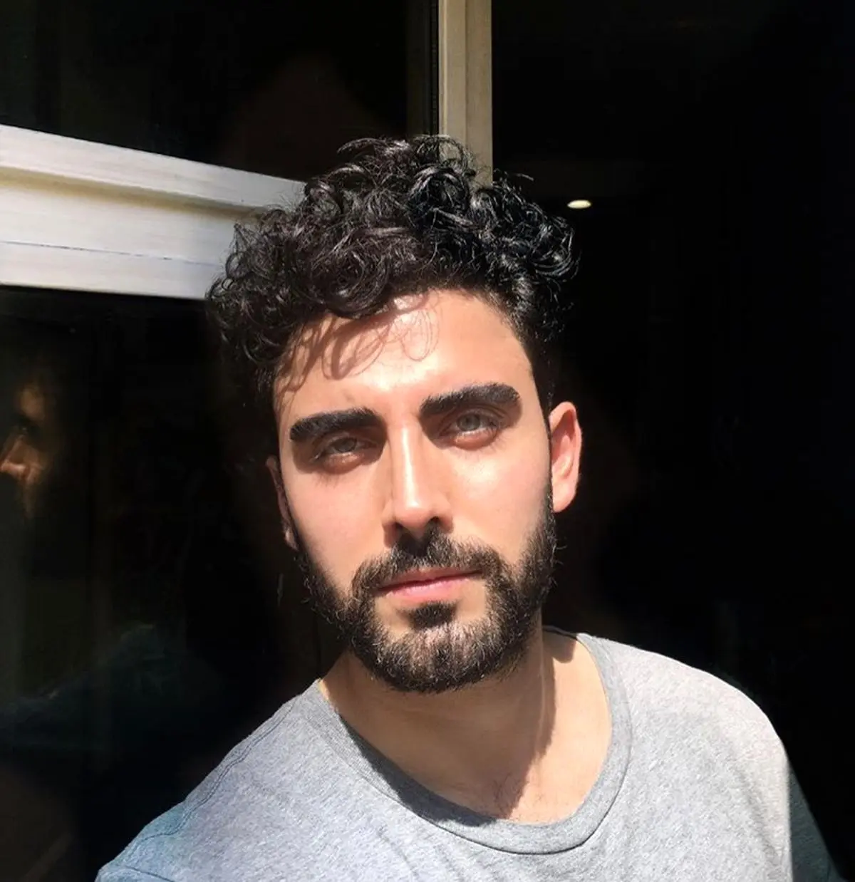 بازیگر چشم روشن سریال مانکن در قاب پنجره + عکس