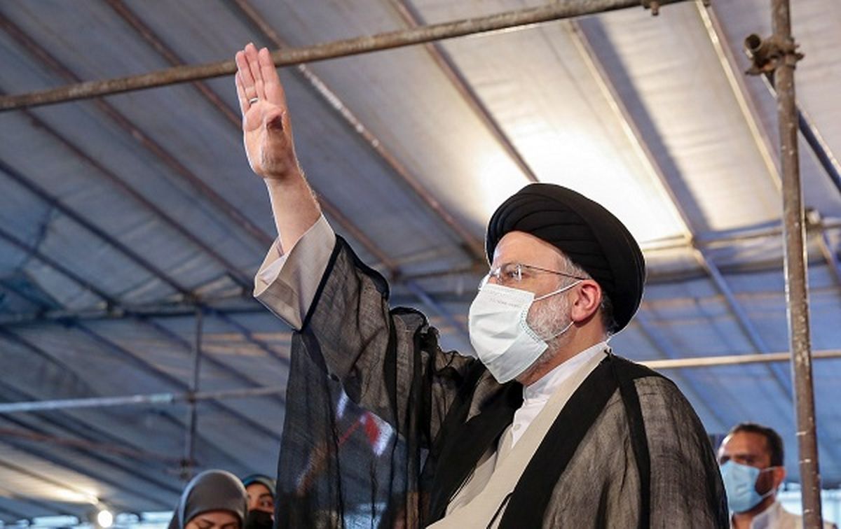 دیدار رئیسی با جمعی از دختران و هنرمندان
