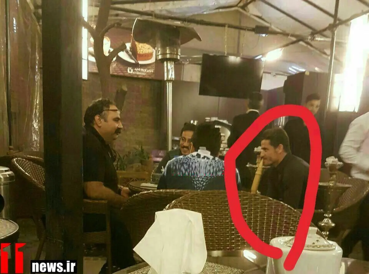 جنجال قلیان کشیدن 2 بازیگر درکنار یک بازیکن/عکس