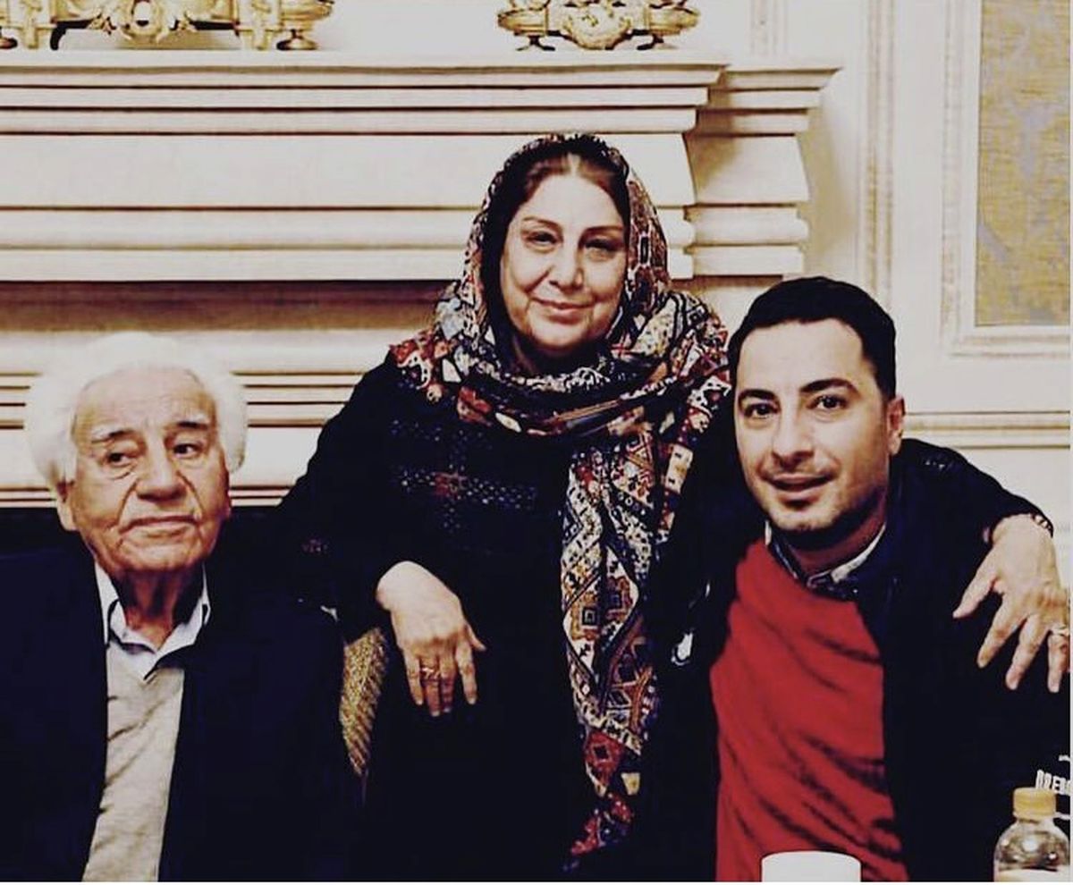 نوید محمدزاده در کنار پدر و مادرش + عکس