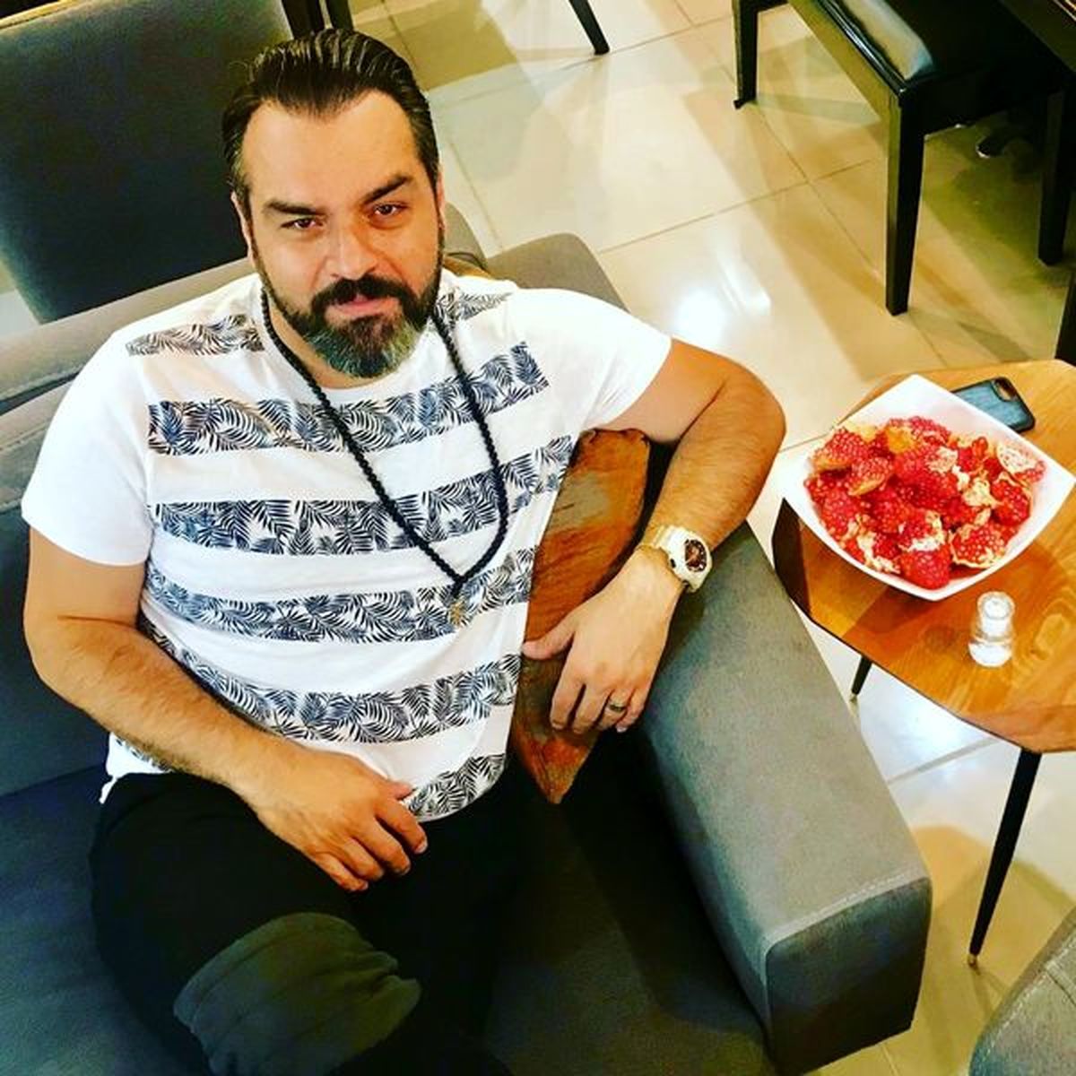 شهرام قائدی با لباس ورزشی در خانه اش + عکس