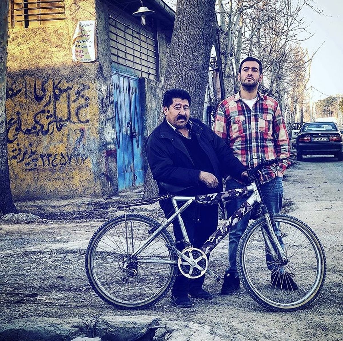کمدین معروف خندوانه در کنار رهگذر دوچرخه سوار + عکس