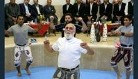 ناطق‌نوری در حال ورزش در زورخانه