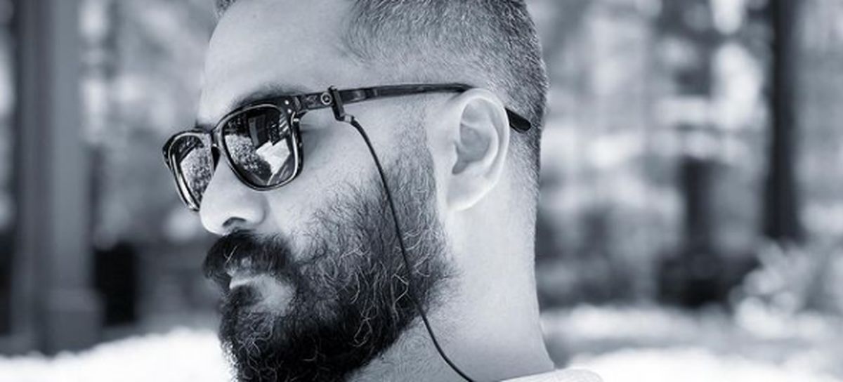 عکس سیاه و سفید و متفکرانه میلاد کی مرام