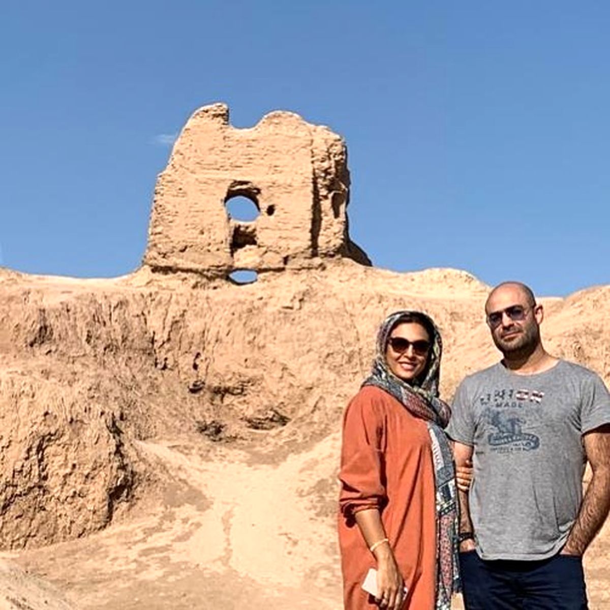 خانم بازیگر زیبا و همسرش در سفر+عکس