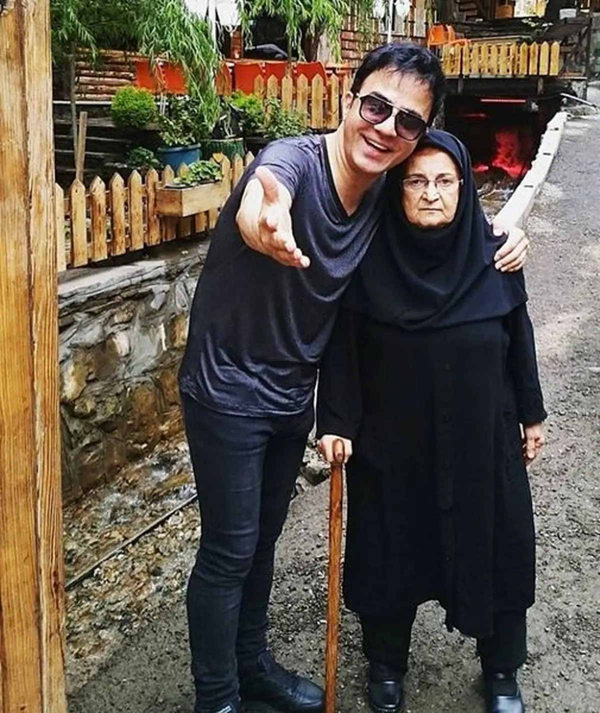 گشت و گذار عمو پورنگ و مادرش در دربند + عکس