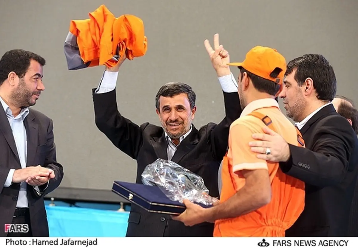 اهدای لباس رفتگران به احمدی‌نژاد + عکس