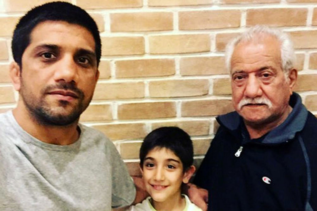 علیرضا دبیر عزادار شد