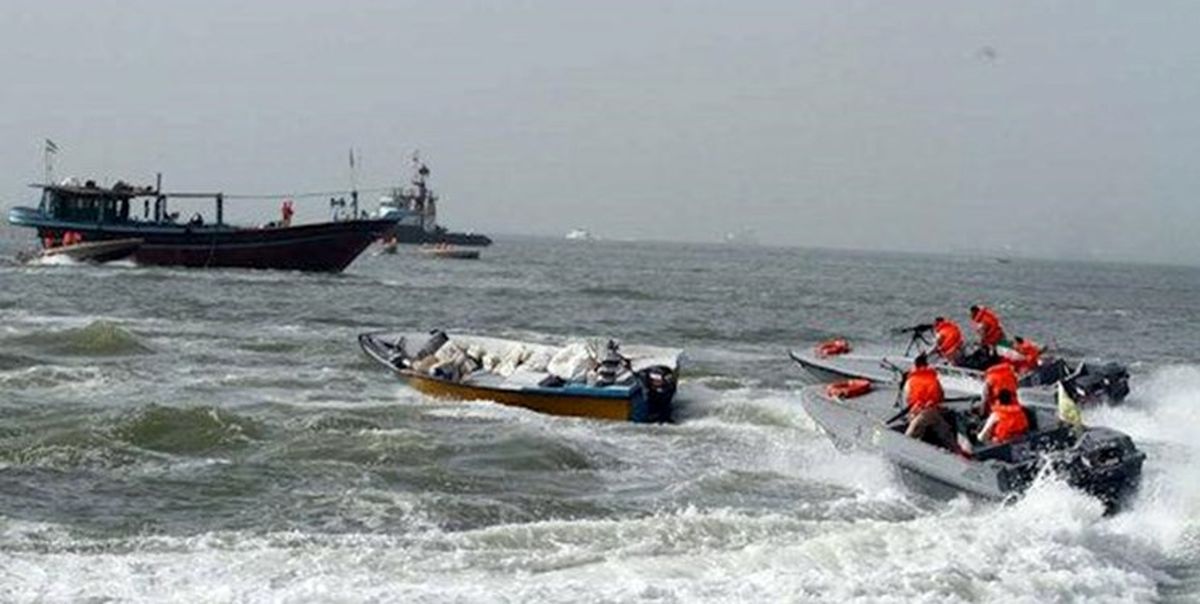 توقیف شناور حامل سلاح در آب‌های گناوه / 7 نفر دستگیر شدند+عکس