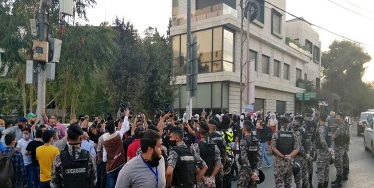 اردنی‌ها برابر سفارت فرانسه تحصن کردند
