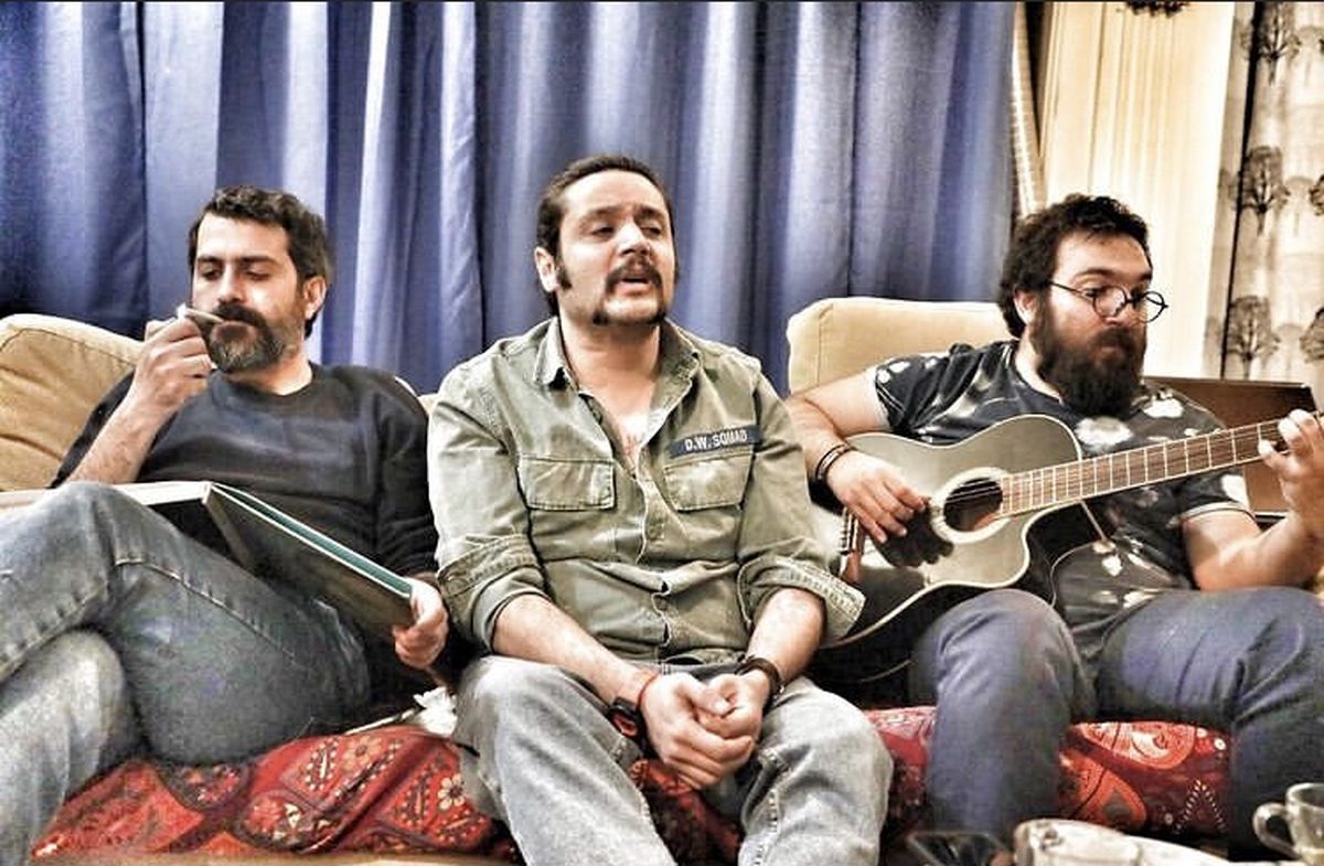 خوانندگی آقای بازیگر با دوستانش + عکس