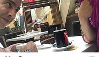 زوج عاشق و جوان بازیگر در کافه