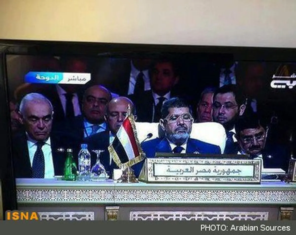 محمد مرسی در نشست دوحه غرق در خواب!