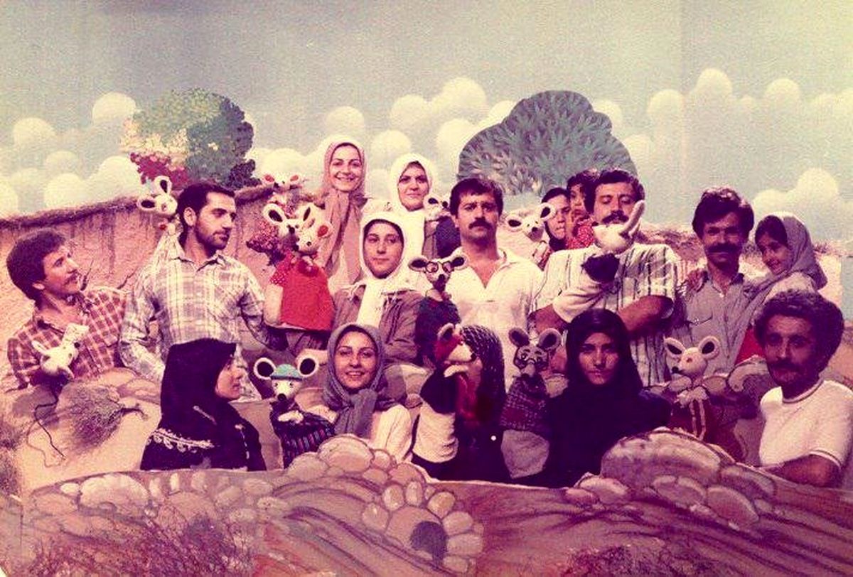 عکس جمعی از بزرگان سینما در سال 64 در پشت صحنه شهر موش ها