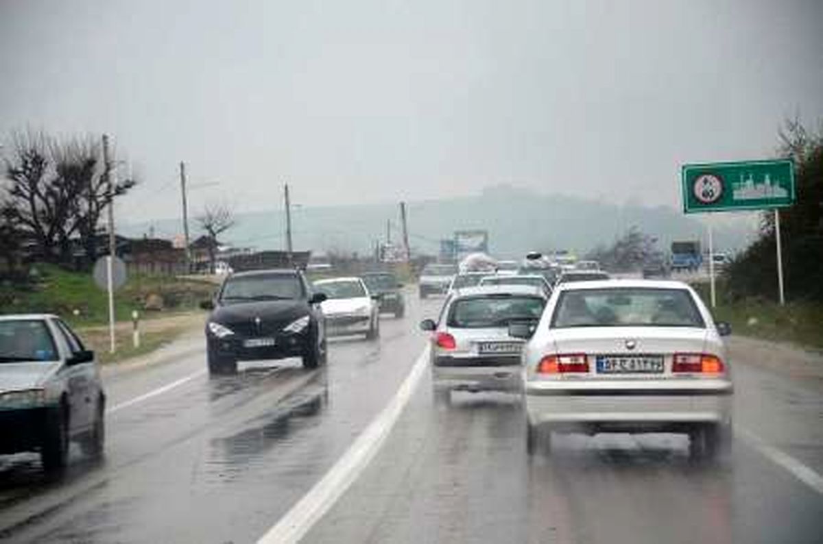 بارش باران در جاده های برون شهری 