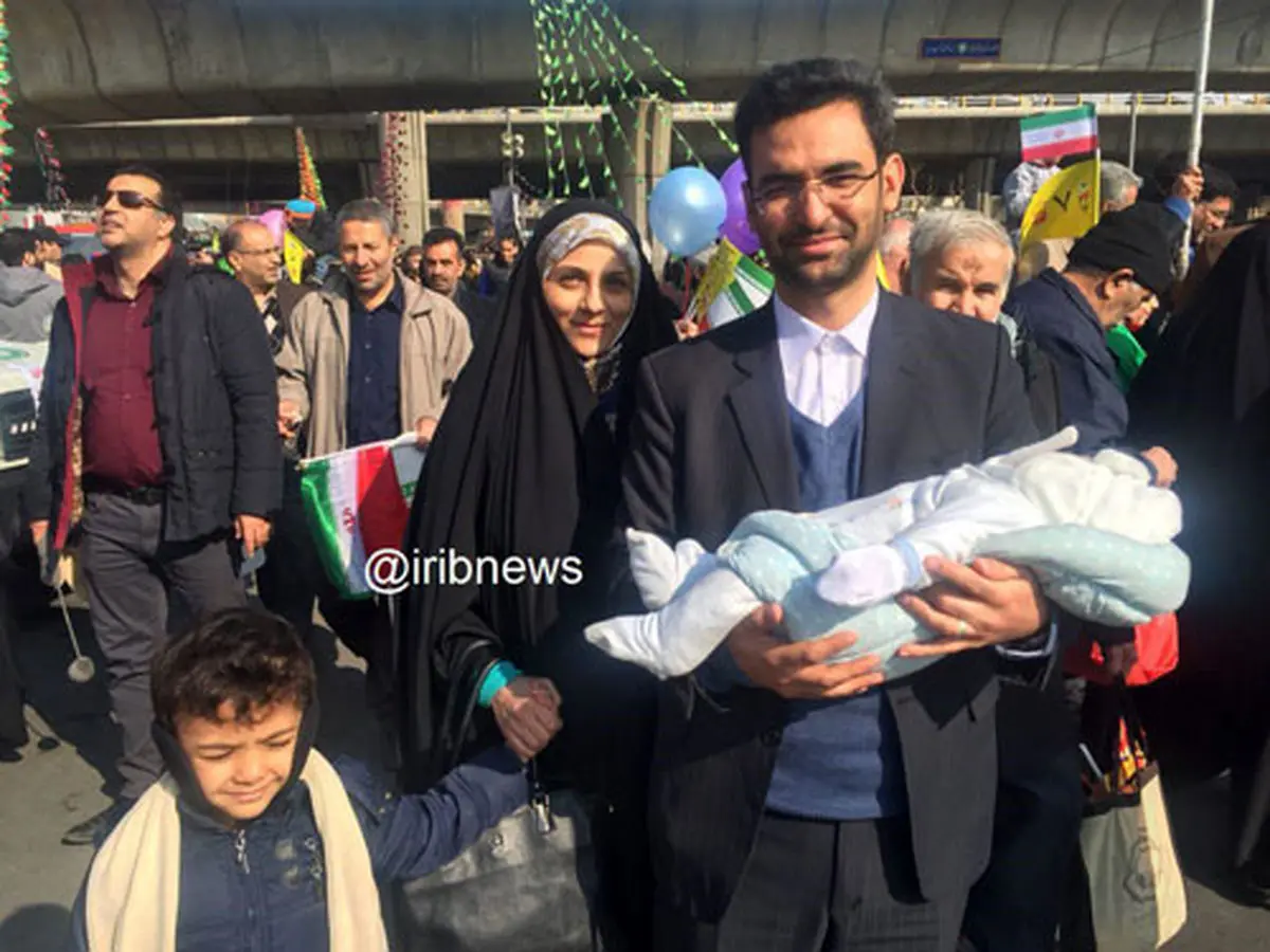 وزیر ارتباطات همراه با خانواده در مراسم 22 بهمن