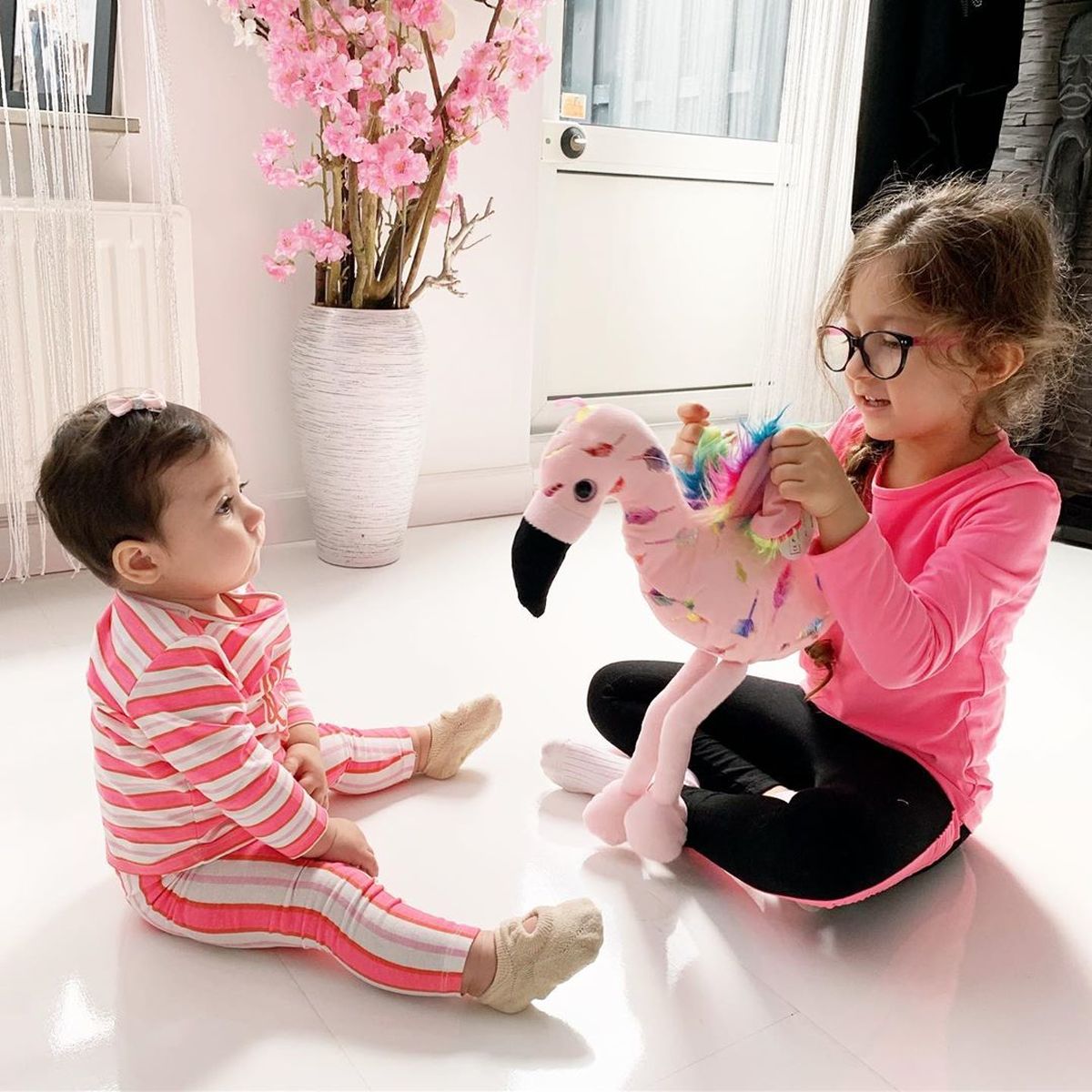 عکس خوش آب و رنگ دخترونه بچه های شاهرخ استخری