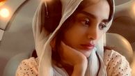 عکس مثلا یهویی الهه حصاری در حال موزیک گوش دادن