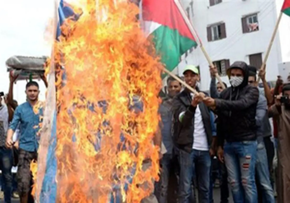 پرچم رژیم صهیونیستی به آتش کشیده شد