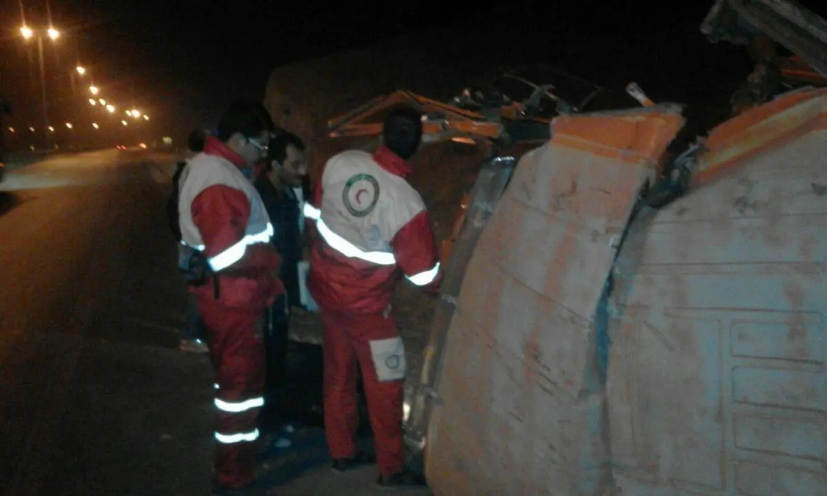 مصدومیت 14تن در پی واژگونی مینی بوس زائران اربعین در کرمانشاه/عکس