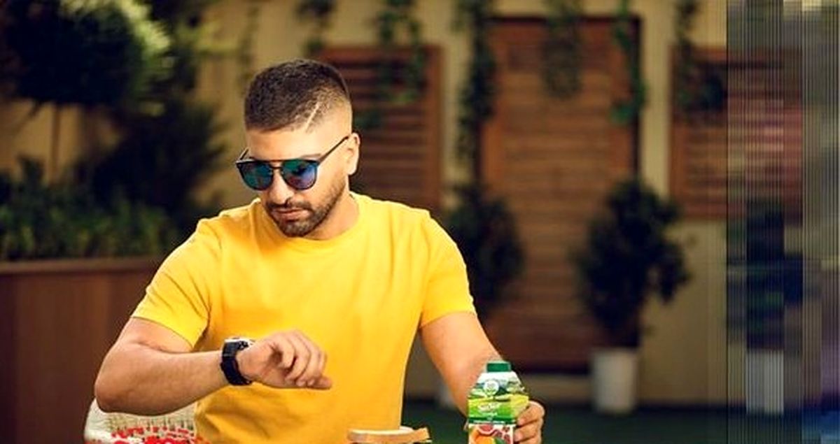 عکس شیک زانیار خسروی در کافه
