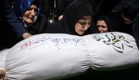 نخستین دیدار مادر شهید کندوانی پس از ۳۰سال چشم‌انتظاری