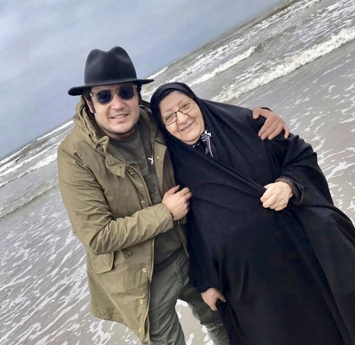 عکس لب دریایی مهران رنجبر و‌ مادرش