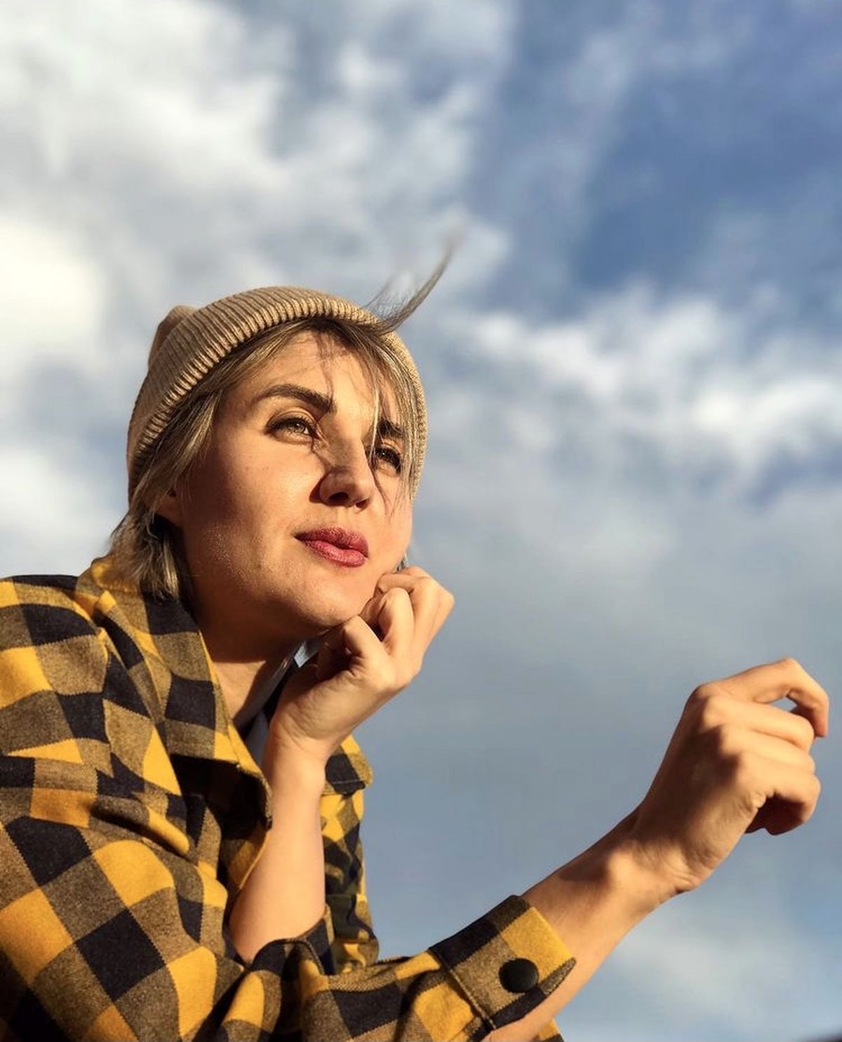 گلوریا هاردی زیر آسمان آبی + عکس