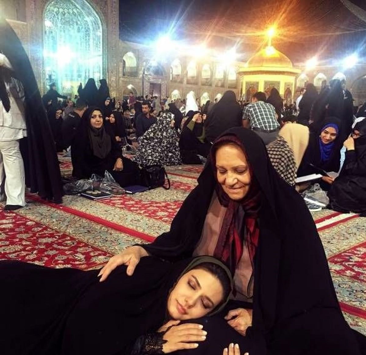 ژست ساده لیندا کیانی در حرم امام رضا (ع)