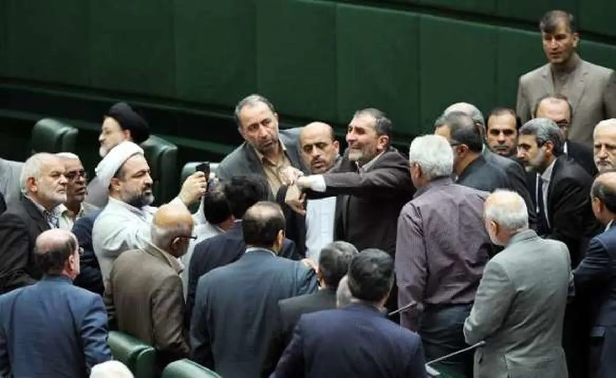قرار و ما ادراک ما القرار/ اصولگرایان ده سال است که پای قرارهای خود نمانده اند