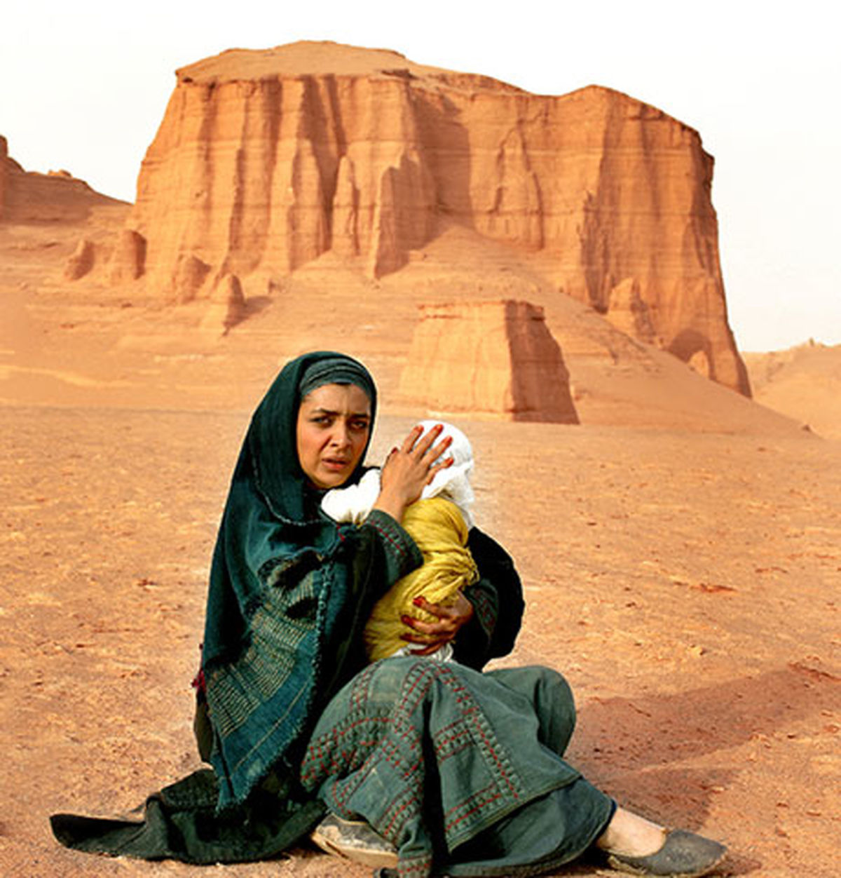 ساره بیات بر پوستر بیست و یک روز بعد