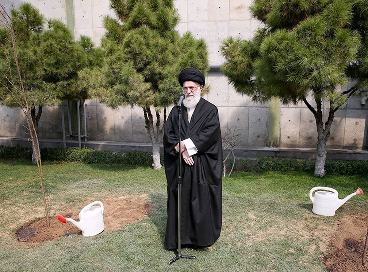رهبر معظم انقلاب:مسئولان حز در موارد ضروری از واردات میوه جلوگیری کنند