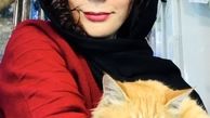 گربه مارال فرجاد در آغوشش + عکس