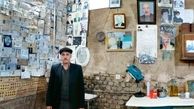 مردی که عاشق اعلامیه‌های ترحیم است+ عكس