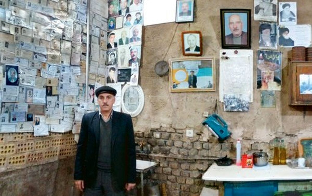 مردی که عاشق اعلامیه‌های ترحیم است+ عكس
