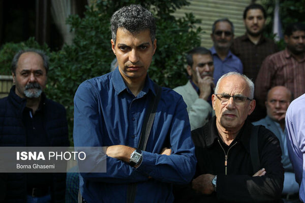 عادل فردوسی پور با قیافه جدی در میان جمع + عکس