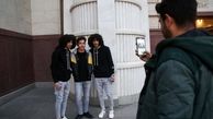 بازار داغ عکس یادگاری با هنرمندان در حاشیه مراسم ختم خشایار الوند!