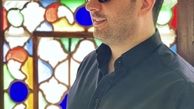 امید حاجیلی در کنار پنجره ای قدیمی + عکس