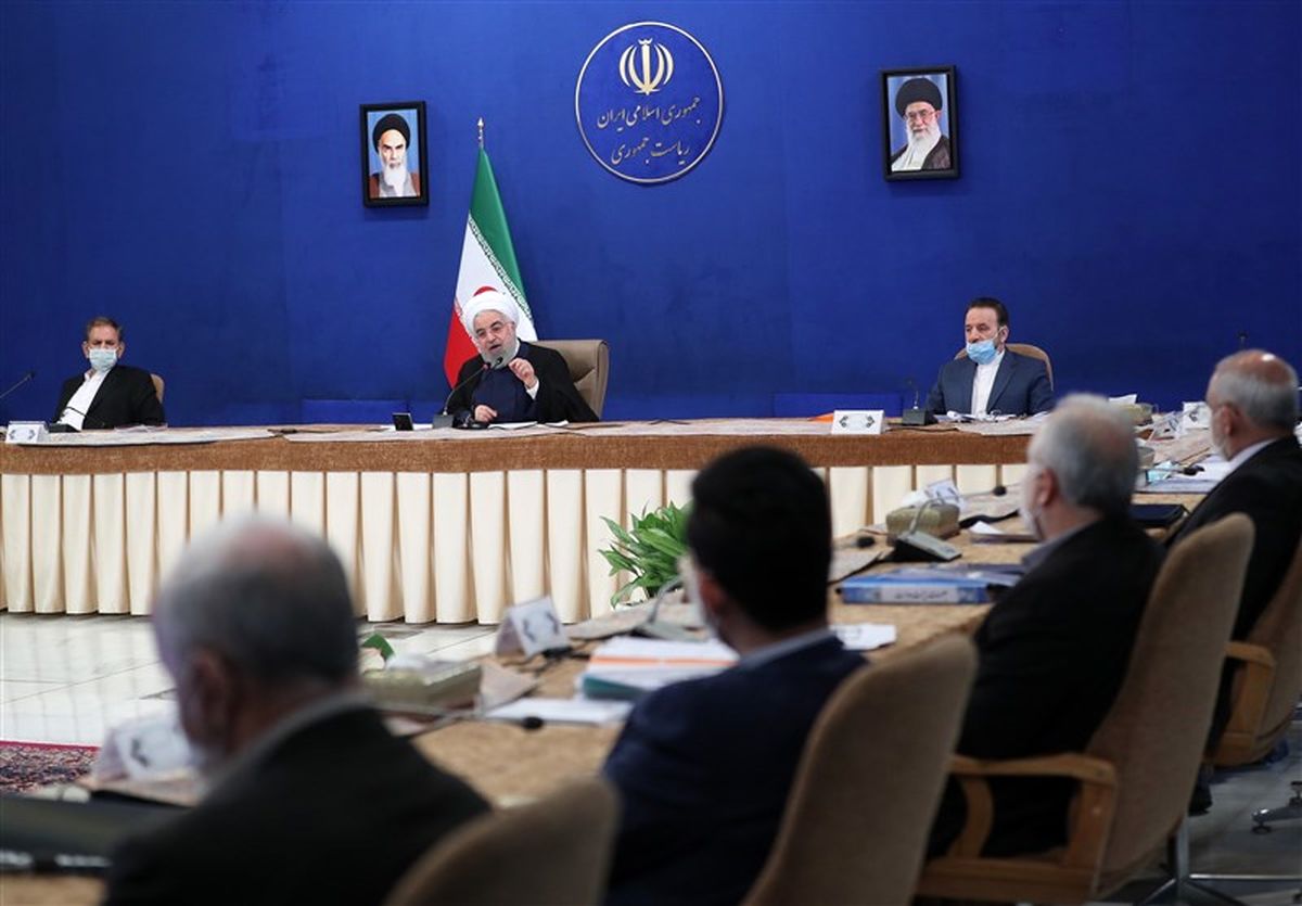 تقدیر روحانی از تلاش کادر پزشکی و تولیدگران کشور/ گزارش وزیر بهداشت از تولید تجهیزات پزشکی برای مقابله با کرونا