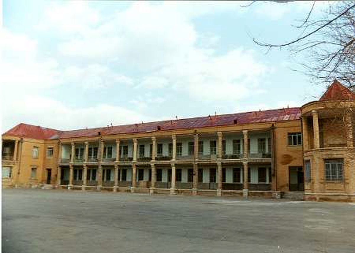 دبیرستان امام خمینی(ره ) بزرگترین گنجینه فرهنگی بروجرد است