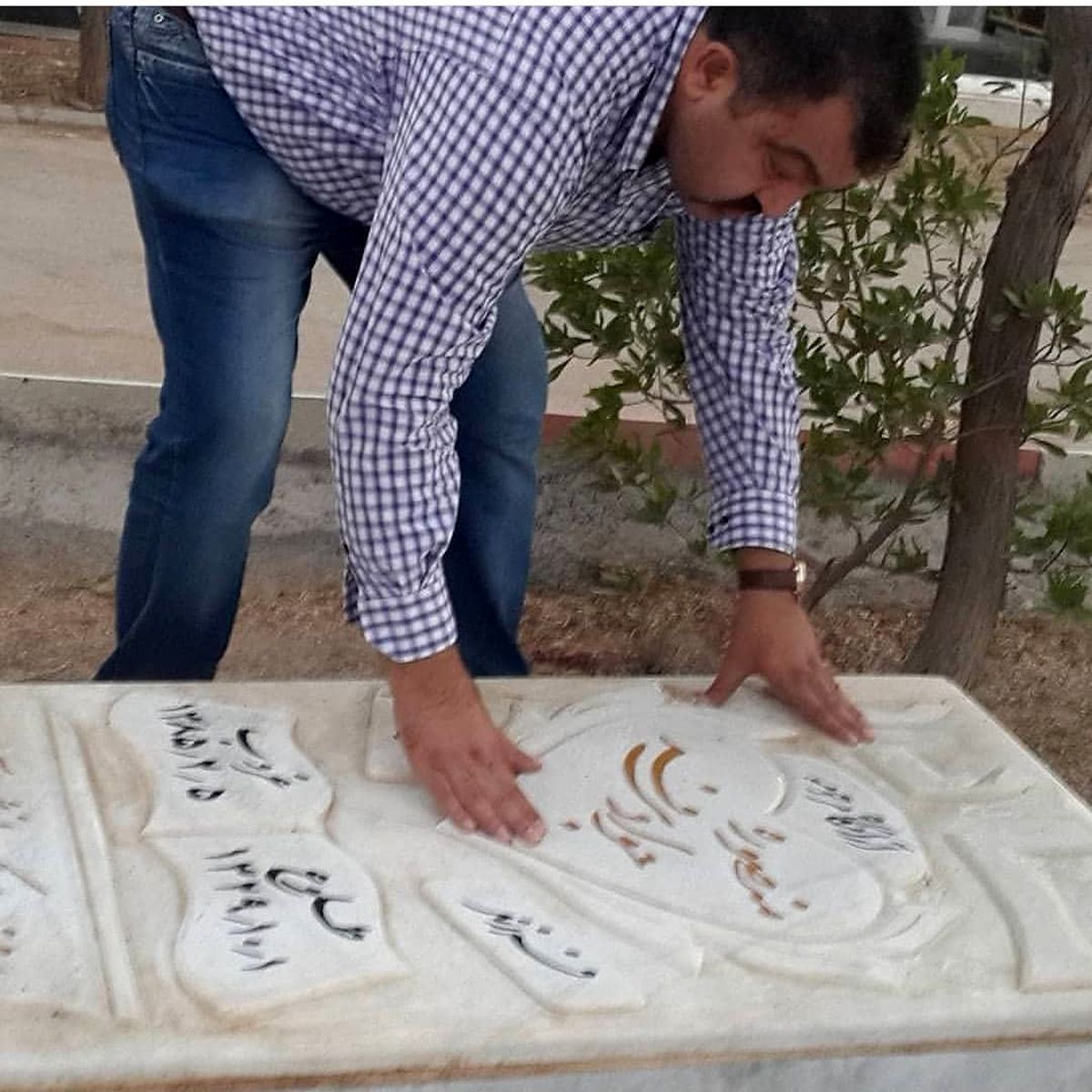 احمد ایراندوست بر سر مزار مادرش + عکس