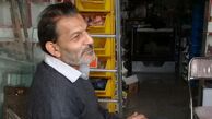 مغازه‌داری که هنوز اعلامیه‌های انقلابی می‌نویسد