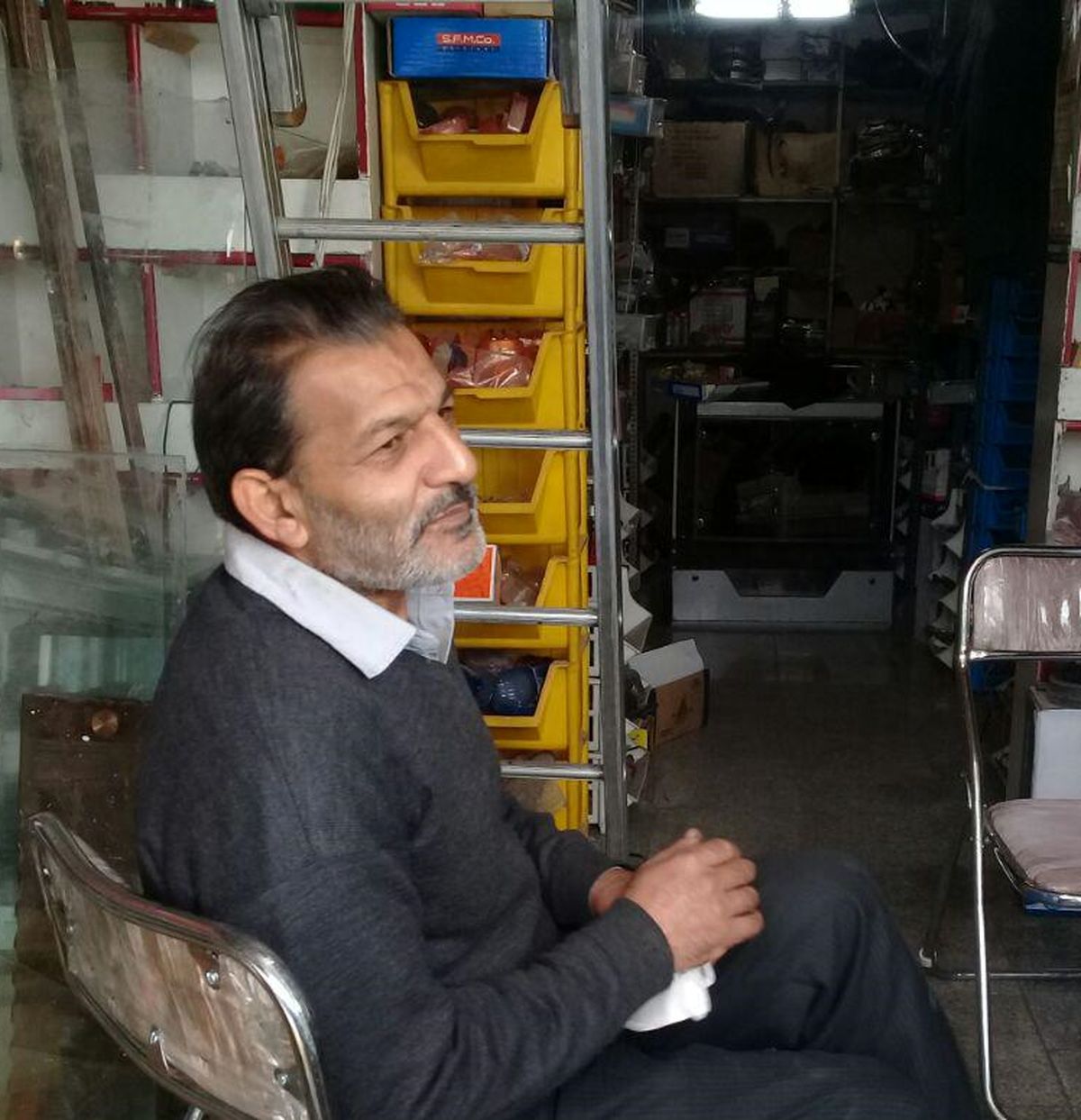 مغازه‌داری که هنوز اعلامیه‌های انقلابی می‌نویسد