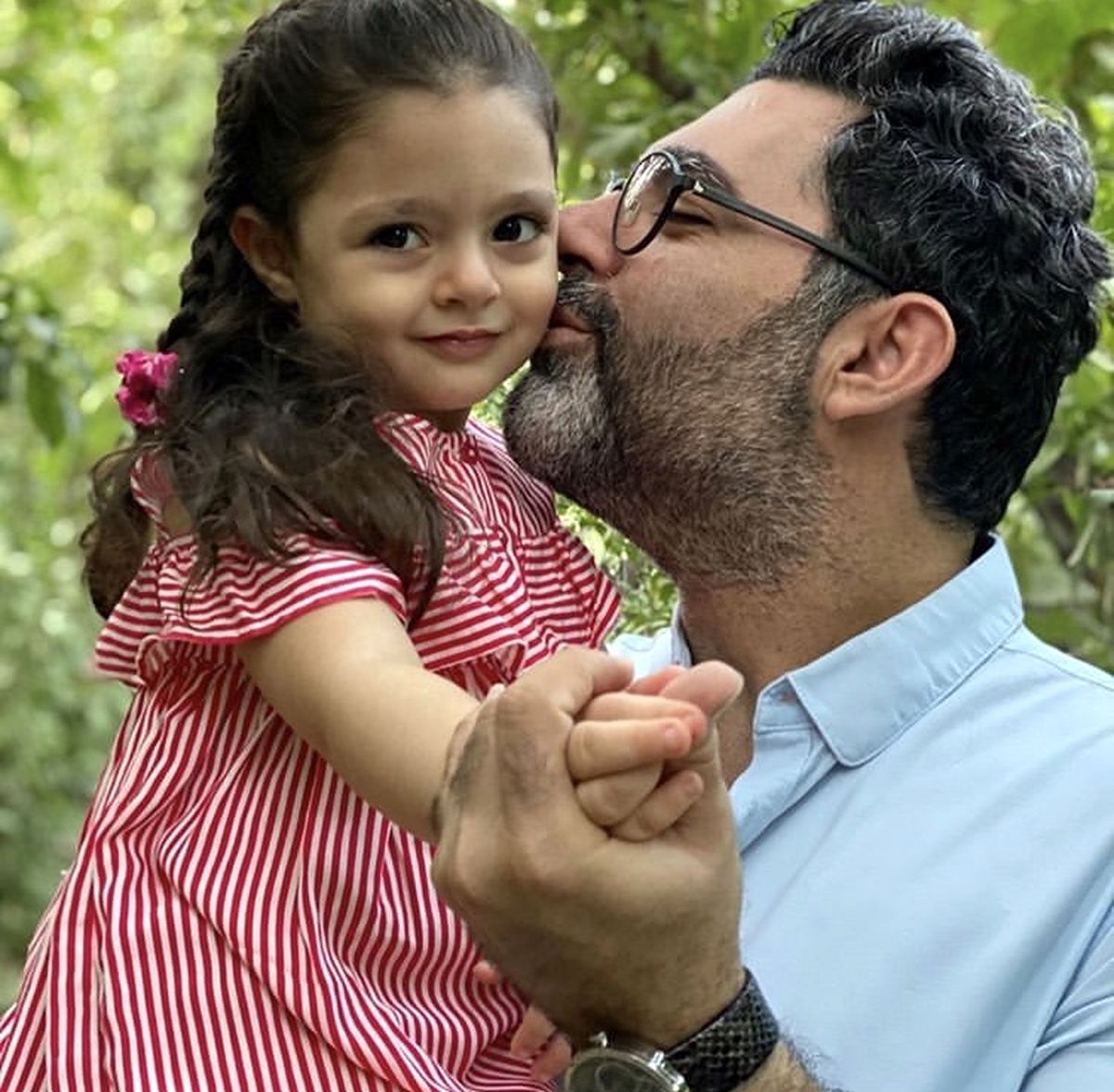 بوسه کارگردان همگناه + عکس