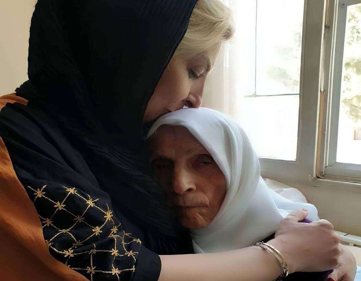مرجانه گلچین در غم از دست دادن مادرش